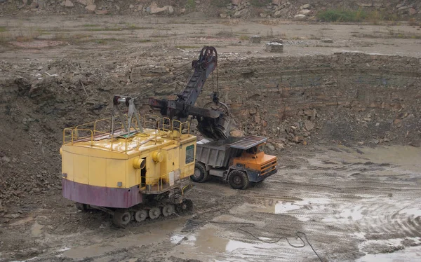 Loading dump trucks — Stock Photo, Image