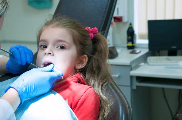 Diş Hekimi Çocuk Dişlerle Ilgili Sağlık Bilgisi — Stok fotoğraf