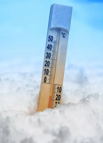 在雪上的温度计显示温度低 — 图库照片