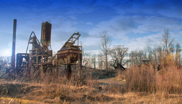 старое асфальтовое растение. Крупный план
