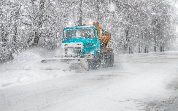 Arado de neve fazendo — Fotografia de Stock