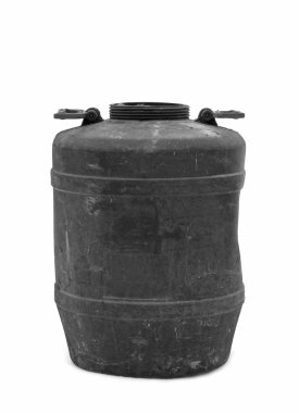 Beyaz arka plan üzerinde izole plastik siyah varil