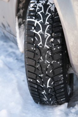 Araba lastikleri kış yolda