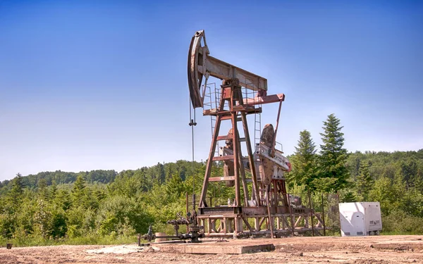 Oil Pump Background Mountains — Stock Photo, Image