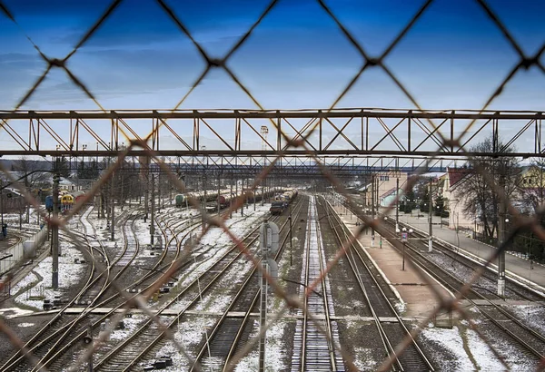 Treno e binari attraverso — Foto Stock