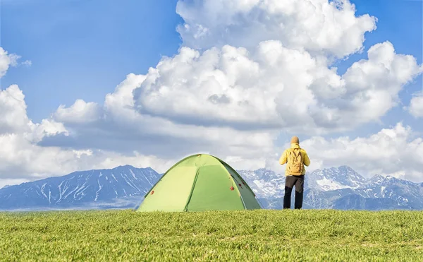 Tourist pitch a tent — Free Stock Photo