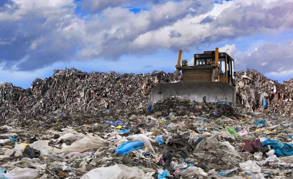 Buldożer Pracujący Składowisku Odpadów — Zdjęcie stockowe