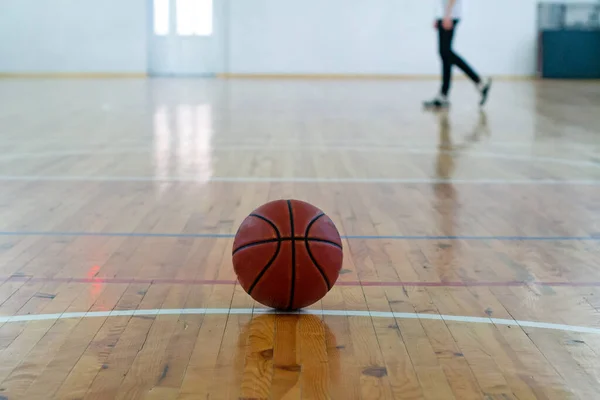 Basketbal Dvorním Patře Zblízka Rozmazanou Arénou Pozadí — Stock fotografie