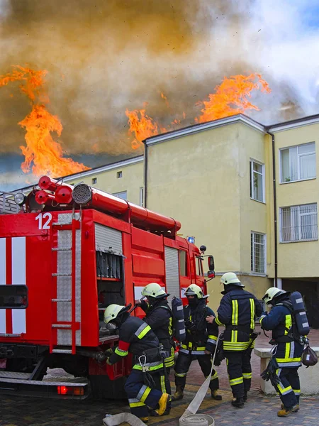 Feuerwehrmänner Feuerwehranzügen Zur Sicherheit Gefahrensituationen Zur Bekämpfung Der Flammen Ernstfall — Stockfoto