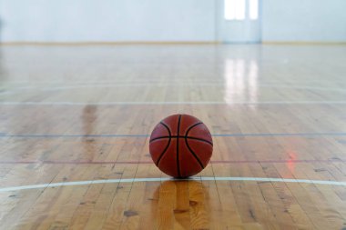 Court Floor 'daki basketbol sahası arka planda bulanık arenayla kapatıldı