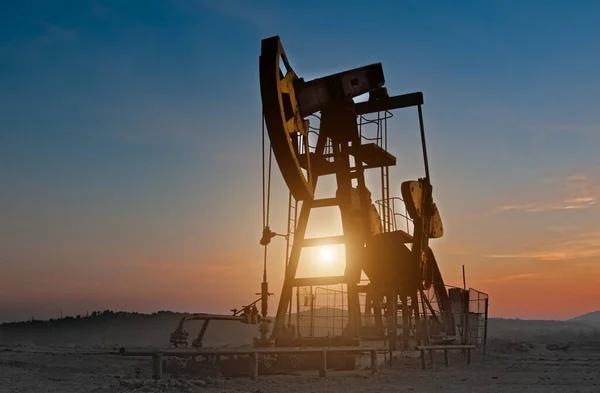 Нефтяные Насосы Оборудование Нефтяной Промышленности Масло Качается Закате — стоковое фото