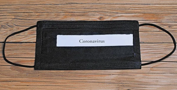 碑文コロナウイルス木製のテーブル付きの医療面マスク 新しいコロナウイルスCovid 19のコンセプト — ストック写真