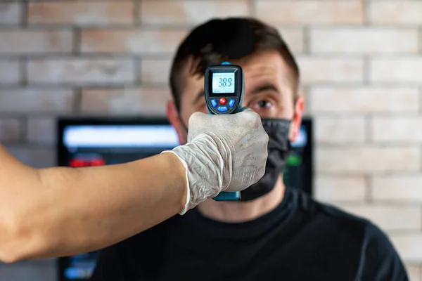 Médico Mede Temperatura Homem Para Sintomas Coronavírus — Fotografia de Stock