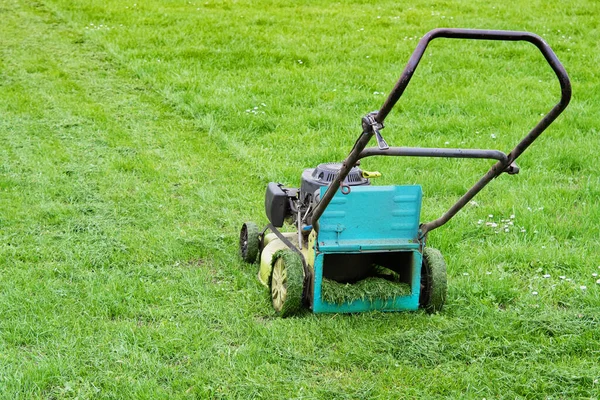 Lawn Mower Garden Work Tall Grass — Stock Photo, Image