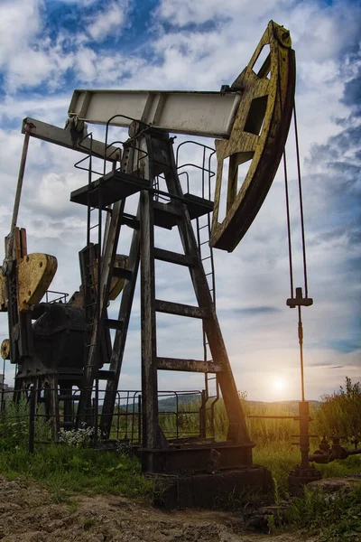 Αντλίες Πετρελαίου Εξοπλισμός Πετρελαϊκής Βιομηχανίας Λάδι Λικνίζεται Στο Ηλιοβασίλεμα — Φωτογραφία Αρχείου