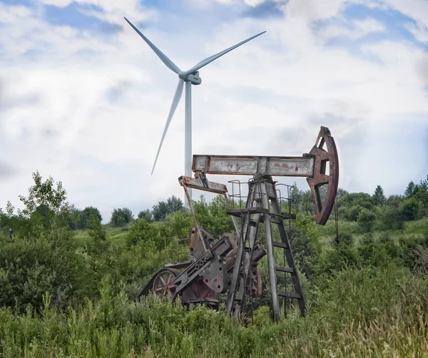 Provozní Ropné Plynové Vrty Profilované Modré Obloze Mraky Větrnou Turbínou — Stock fotografie