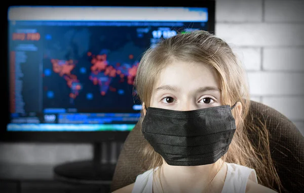 Koronavirüse Karşı Koruyucu Yüz Maskesi Takan Çocuk — Stok fotoğraf