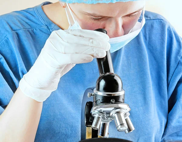Vista Lateral Científico Médico Máscara Protectora Usando Microscopio Mientras Estudia — Foto de Stock