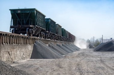 İstasyonda park etmiş tren kamyonu boşaltmayı bekliyor.