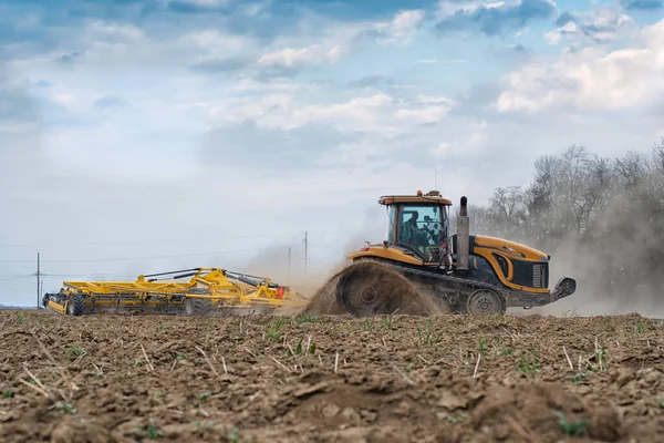 Der Traktor Auf Dem Riesigen Feld Ein Landwirt Auf Einem — Stockfoto