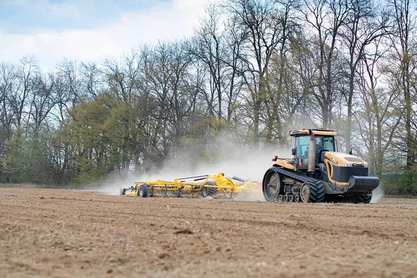 Traktorn Det Stora Fältet Bonde Som Åker Traktor Traktor Som — Stockfoto