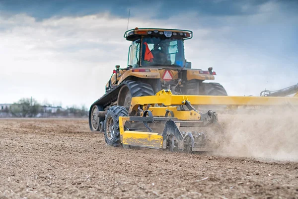 Tracteur Qui Travaille Sur Terrain Gros Plan — Photo