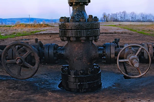 具有阀门配件的井口的水平视图 石油和天然气工业概念 — 图库照片