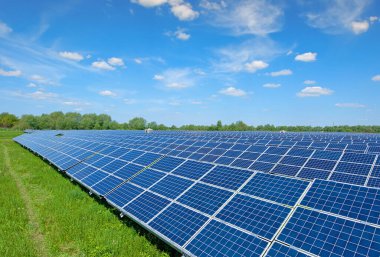 Güneş panelleri ve mavi gökyüzü. Güneş panelleri sistem güç jeneratörleri güneşten. Daha iyi bir gelecek için temiz teknoloji