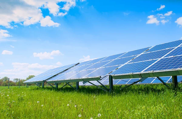 Solarzellen Und Blauer Himmel Sonnenkollektoren Versorgen Die Stromerzeuger Mit Sonnenenergie — Stockfoto