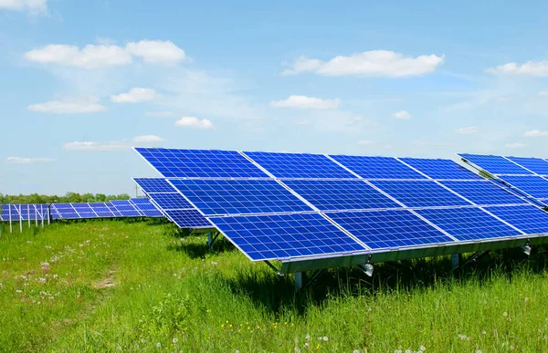 Zonnepanelen Blauwe Lucht Zonnepanelen Systeem Energiegeneratoren Van Zon Schone Technologie — Stockfoto