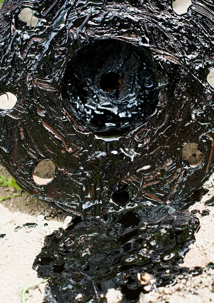 钻油管 在井段钻了生锈的钻杆 石油天然气仓库庭院中的钻杆管壳视图 — 图库照片
