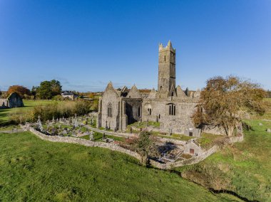 Dünya ünlü İrlandalı genel ücretsiz turist Simgesel Yapı, quin abbey, county clare, İrlanda. Bu güzel antik Kelt tarihi mimari county clare İrlanda Hava manzara görünümü.