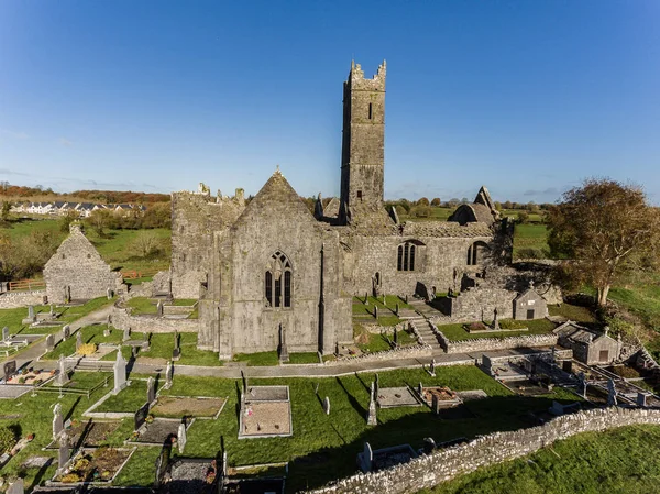 Point de repère touristique public irlandais de renommée mondiale, abbaye quin, comté de Clare, Irlande. vue aérienne du paysage de cette belle architecture historique celtique ancienne dans le comté de Clarté Irlande . — Photo