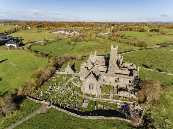 Weltberühmten irischen öffentlichen kostenlosen touristischen Wahrzeichen, Quin Abtei, County Clare, Irland. Luftaufnahme dieser schönen alten keltischen historischen Architektur in County Clare Irland. — Stockfoto