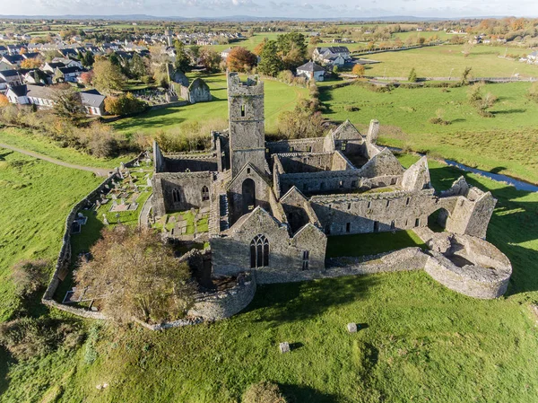 Világ híres ír nyilvános ingyenes turista landmark, quin abbey, county clare, Írország. antenna tájkép Ez gyönyörű ősi kelta történelmi építészet, county clare, Írország. — Stock Fotó