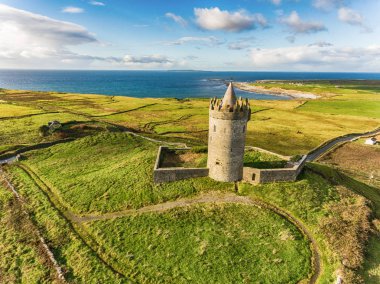Doolin, County Clare, İrlanda Hava ünlü İrlandalı turistik cazibe. Doonagore kale bir yuvarlak 16 kule Kalesi var. Aran Adaları ve yaban Atlantik yol boyunca.