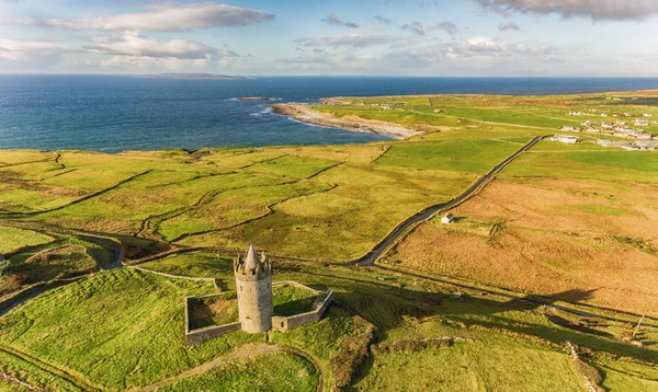 Légi híres ír turisztikai attrakció Doolin, County Clare, Írország. Doonagore kastély egy kör 16. századi tower vár. Aran-szigetek és a vadon élő atlanti-út mentén. — Stock Fotó