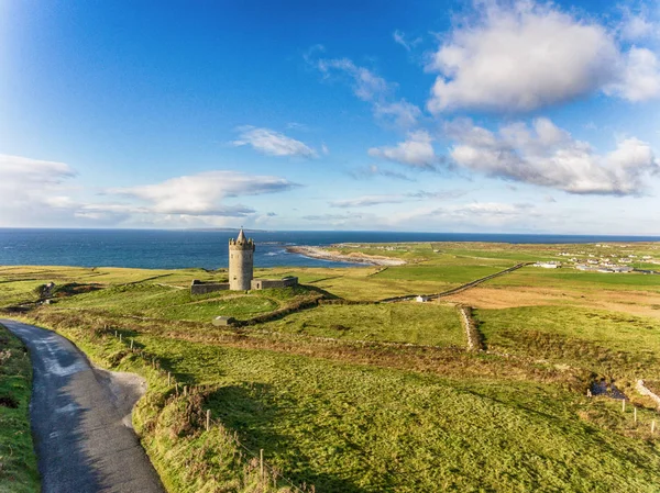 Aerial berömda irländska turistattraktion i Doolin, County Clare på Irland. Doonagore Castle är en 16th-talet Rundetårn slott. Aran-öarna och längs vilda Atlanten vägen. — Stockfoto