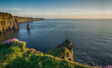  İrlandalı dünya ünlü turistik County Clare. Cliffs Moher West coast İrlanda. Epik İrlandalı Peyzaj ve yaban Atlantik yol boyunca deniz manzarası. İrlanda'dan güzel doğal Doğa.