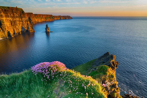 Atracción turística irlandesa de fama mundial en el Condado de Clare. The Cliffs of Moher West coast of Ireland (en inglés). Epic Irish Landscape and Seascape along the wild atlantic way. Hermosa naturaleza escénica de Irlanda . —  Fotos de Stock