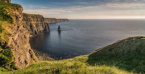 Irish world famous tourist attraction in County Clare. The Cliffs of Moher West coast of Ireland. Epic Irish Landscape and Seascape along the wild atlantic way. Beautiful scenic nature from Ireland. — Stock Photo, Image