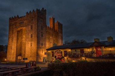 Bunratty, İrlanda - 10 Kasım 2016: County Clare, İrlanda. Bunratty Castle ve Durty Nelly's Pub, İrlanda'nın en favori ve ünlü kale ve İrlanda'Pub İrlandalı. Dünya ünlü İrlandalı turistik ve geceleri Simgesel Yapı.