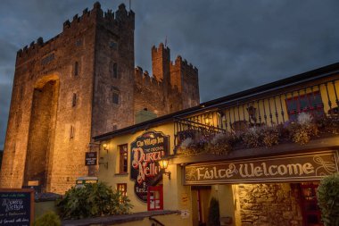Bunratty, İrlanda - 10 Kasım 2016: County Clare, İrlanda. Bunratty Castle ve Durty Nelly's Pub, İrlanda'nın en favori ve ünlü kale ve İrlanda'Pub İrlandalı. Dünya ünlü İrlandalı turistik ve geceleri Simgesel Yapı.