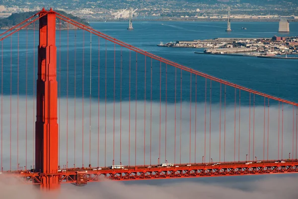 Vackra natursköna San Francisco stadens silhuett och Golden Gate Brid — Stockfoto