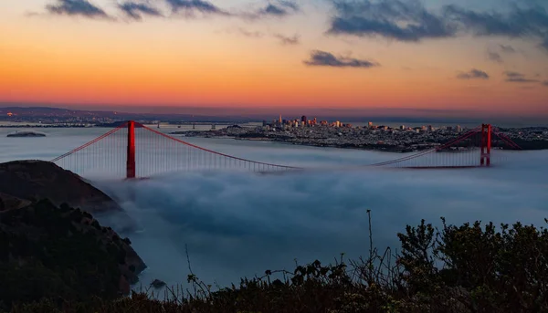 Beautiful scenic San Francisco City Skyline and Golden Gate Brid — Stock Photo, Image