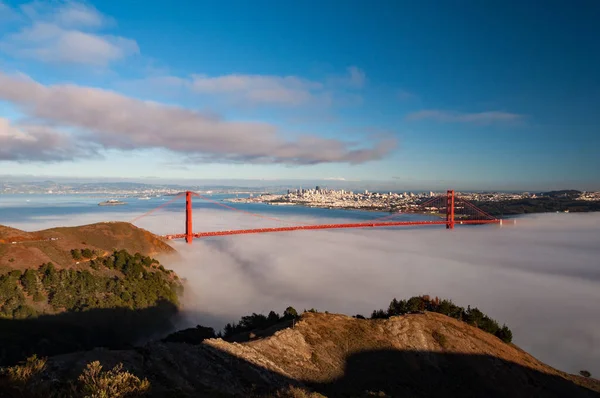 Hermosa escénica ciudad de San Francisco Skyline y Golden Gate Brid — Foto de Stock