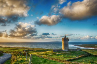Doolin County Clare, İrlanda için Atlantik vahşi tarafta epik günbatımı. Güzel manzara manzara eski İrlandalı kale ve kıyı sahil Manzaralı.