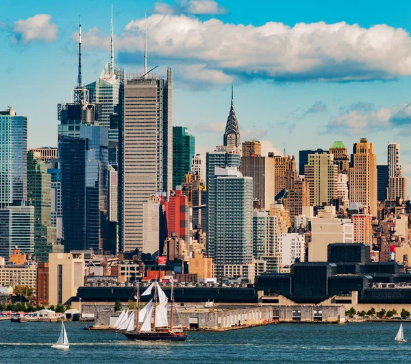 Manhattan Skyline, New Yorks Skyline med segelfartyg på Hudson River, New York City — Stockfoto