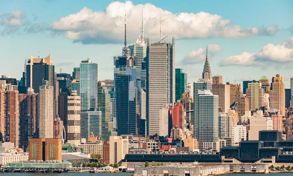 Manhattan Skyline, New York Skyline con navi a vela sul fiume Hudson, New York — Foto Stock