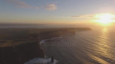 Hava günbatımı İrlanda kırsal turizm cazibe County Clare. Moher kayalıklarla ve castle İrlanda. Epik İrlandalı manzara vahşi Atlantik yol boyunca. Güzel manzaralı İrlandalı doğa. Düz video